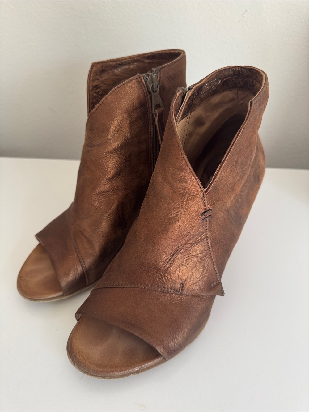 Miz Mooz New York bronze leather zip booties
Size 40